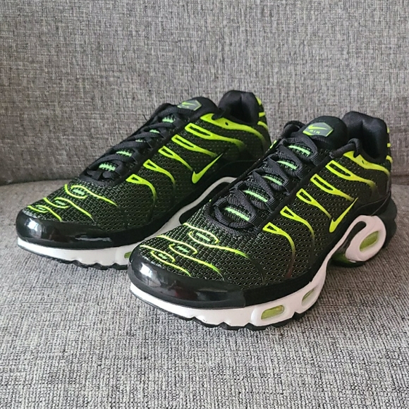 NIKE - AIR MAX PLUS (Black Volt) - Picture 4 of 10